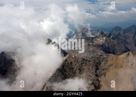 Berge zwischen Wolken. Blick von Marmolada, Dolomiten, Italien Stockfoto