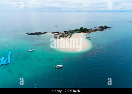 Luftaufnahme Drohne Aufnahme von Amazing kleine Insel schöne tropische Sandstrand Landschaft Blick auf koh Khai maew Insel in Phang Nga Thailand, unglaublich sma Stockfoto