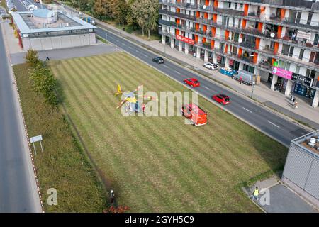 Warschau, Polen - 7 2021. Oktober: Rettungshubschrauber landete auf dem Rasen in den Vororten der Stadt Warszawa, um verletzten U-Bahnreisenden zu helfen Stockfoto