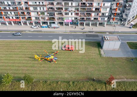 Warschau, Polen - 7 2021. Oktober: Rettungshubschrauber landete auf dem Rasen in den Vororten der Stadt Warszawa, um verletzten U-Bahnreisenden zu helfen Stockfoto