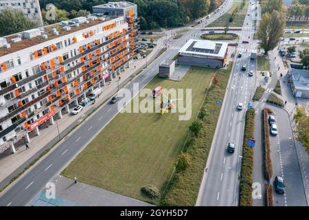 Warschau, Polen - 7 2021. Oktober: Rettungshubschrauber landete auf dem Rasen in den Vororten der Stadt Warszawa, um verletzten U-Bahnreisenden zu helfen Stockfoto