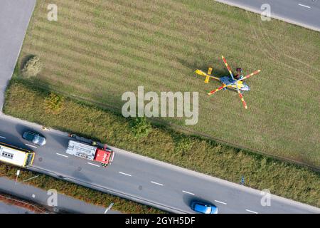 Warschau, Polen - 7 2021. Oktober: Rettungshubschrauber landete auf dem Rasen in den Vororten der Stadt Warszawa, um verletzten U-Bahnreisenden zu helfen Stockfoto