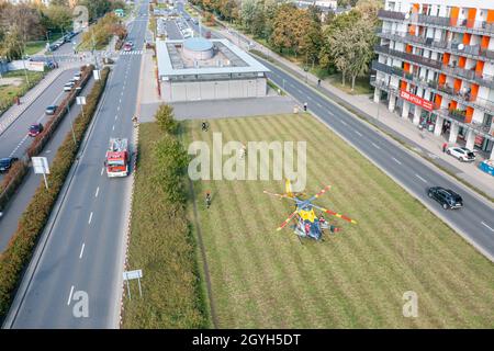 Warschau, Polen - 7 2021. Oktober: Rettungshubschrauber landete auf dem Rasen in den Vororten der Stadt Warszawa, um verletzten U-Bahnreisenden zu helfen Stockfoto