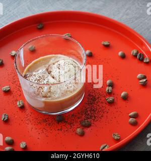 Kaffee-Eis serviert mit Kaffeebohnen Stockfoto