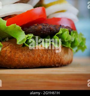 Hausgemachter Hamburger aus nächster Nähe Stockfoto