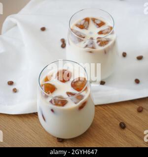 Milchpräsentation mit gefrorenen Kaffeekugeln Stockfoto