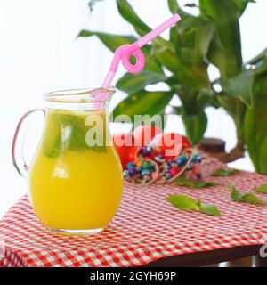 Hausgemachte Limonade auf dekorativem Tisch Stockfoto