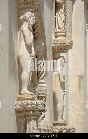 Portal mit Adam und Eva - St. James Kathedrale / Katedrala sv. Jakova - Šibenik - Altstadt in Mitteldalmatien, Adriaküste, Kroatien Stockfoto