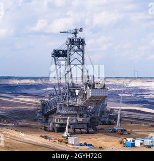 Riesiger Schaufelradbagger in einer Braunkohlemine mit offenem Schacht. Stockfoto