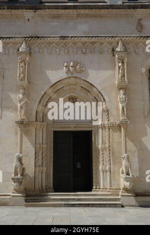 Löwenportal mit Adam und Eva - St. James Kathedrale / Katedrala sv. Jakova - Šibenik - Altstadt in Mitteldalmatien, Adriaküste, Kroatien Stockfoto