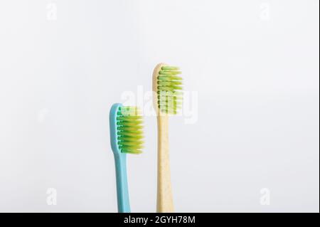 Zwei Zahnbürsten, Nahaufnahme, isoliert auf Weiß. Stockfoto