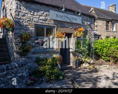 The Hartington Cheese Shop, im Dorf im Peak District von Hartington, Derbyshire, Großbritannien; früher bekannt als The Old Cheese Shop. Stockfoto