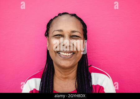 Glückliche ältere afrikanerin lächelt vor der Kamera im Freien - Fokus auf Gesicht Stockfoto