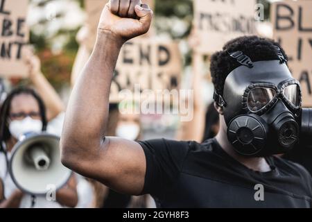 Menschen aus verschiedenen Kulturen und Rassen protestieren auf der Straße für Gleichberechtigung - Fokus auf Menschen mit Gesichtsmaske Stockfoto