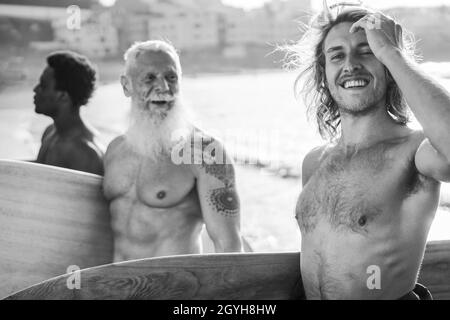 Multi-Generationen-Surfer Männer Spaß am Strand - Fokus auf das richtige Gesicht des Mannes Stockfoto