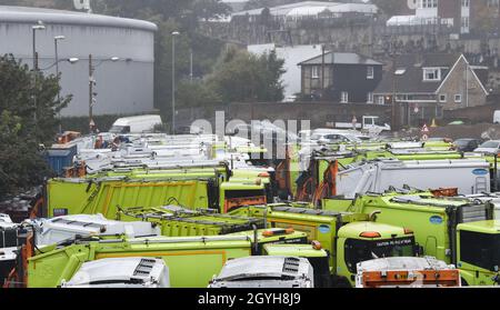 Brighton, Großbritannien, 8. Oktober 2021 - Müllwagen stehen im Hollingdean Depot in Brighton im Leerlauf, da die Maßnahmen während eines einwöchigen Streiks von Müllwagenfahrern in der Stadt fortgesetzt werden. GMB-Mitglieder stimmten für einen Streik in einem Streit mit dem stadtrat der Grünen über Arbeitspraktiken, einschließlich der Änderung von Pflichten und der Entfernung von Fahrern aus langjährigen Runden. : Credit Simon Dack / Alamy Live News Stockfoto