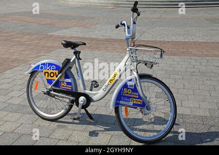 Kiew, Ukraine - 24. August 2021: Urban Bike steht auf dem Bürgersteig. Bikenow. Ukrainischer Bike-Sharing-Service. Öffentliches Fahrrad auf dem Parkplatz Stockfoto