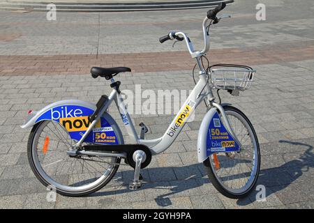 Kiew, Ukraine - 24. August 2021: Urban Bike steht auf dem Bürgersteig. Bikenow. Ukrainischer Bike-Sharing-Service. Öffentliches Fahrrad auf dem Parkplatz Stockfoto
