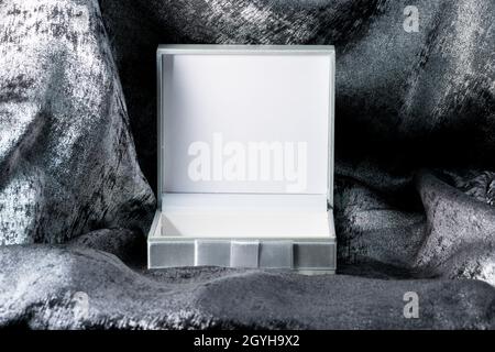 Weihnachten Produkt Display Geschenkbox stehen auf glänzendem silbernen Hintergrund. Geschenkbox für Showprodukt, Parfüm, Schmuck, Promotion-Verkauf, Präsentation Stockfoto