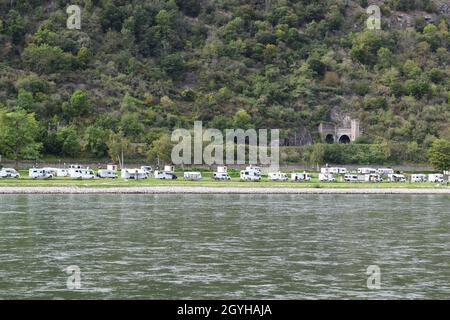 Camping an der Loreley und der Eisenbahn Stockfoto