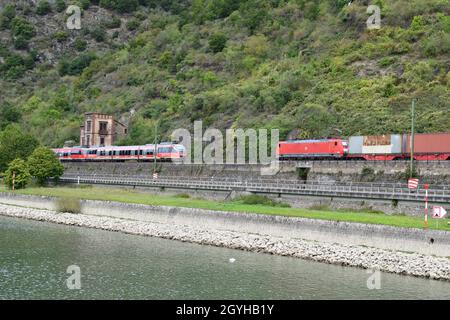 Zug durch das Mittelrheintal, laute Züge in idyllischer Landschaft Stockfoto