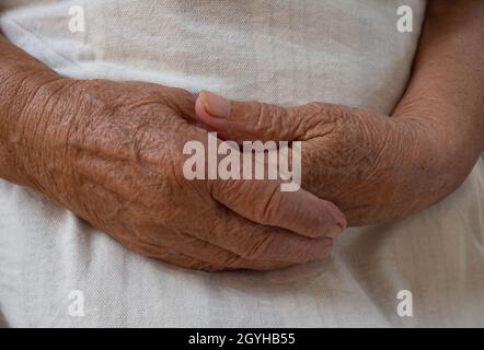 Die Hand eines älteren Mannes auf weißem Hintergrund Stockfoto