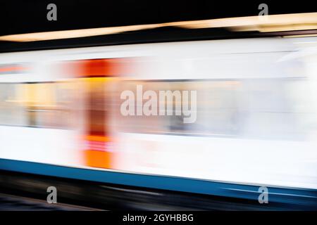 Die Seite bietet einen unverschämten Blick auf die Ankunft der U-Bahn auf dem Bahnsteig ohne Leute Stockfoto