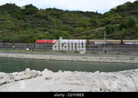 Zug durch das Mittelrheintal, laute Züge in idyllischer Landschaft Stockfoto