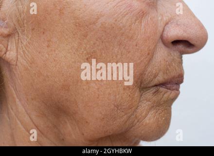 Die Hand eines älteren Mannes auf weißem Hintergrund Stockfoto