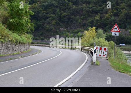 Ostseite Straße entlang der Loreley Felsen im Mittelrheintal Stockfoto