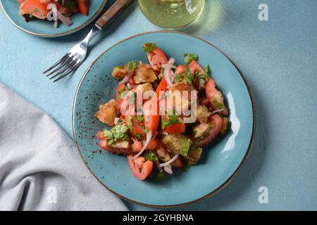 Panzanella, traditioneller italienischer Salat mit Tomaten und Brot. Toskanisches, mediterranes gesundes Essen. Stockfoto