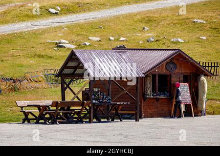 Kleine Geschäfte an der transalpinen Straße in den Karpaten rumäniens Stockfoto