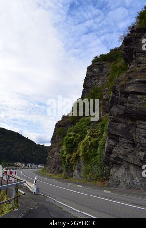 Ostseite Straße entlang der Loreley Felsen im Mittelrheintal Stockfoto