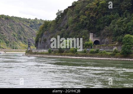 Eisenbahntunnel bei Loreley, Sankt Goar Seite Stockfoto