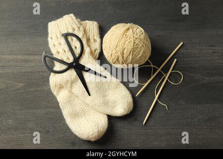 Strickgarnkonzept auf grauem Holzhintergrund. Stockfoto
