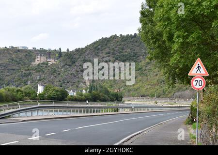 Ostseite Straße entlang der Loreley Felsen im Mittelrheintal Stockfoto