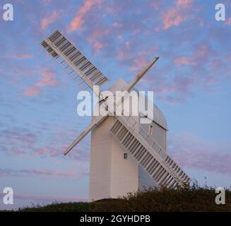 Weiße Windmühle mit rosa Himmel Stockfoto