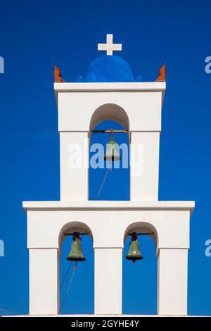 Glockenturm der orthodoxen Kirche Paraglesio, Karterados Santorini, Kykladen, Griechenland, Europa Stockfoto