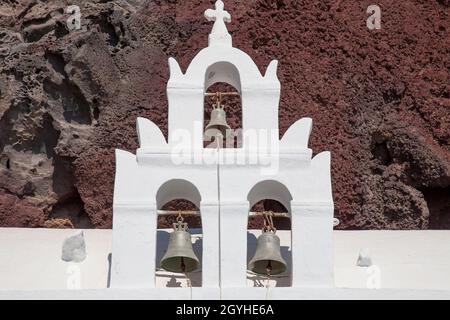 Glockenturm der Heiligen Nektarios Heilige Orthodoxe Kirche, roter Strand Santorini, Kykladen, Griechenland, Europa Stockfoto