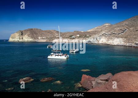 Katamaran vor dem Roten Strand, Kókkini Ámmos in der Nähe von Akrotíri, Santorini, Kykladen, griechische Inseln, Griechenland, Europa Stockfoto