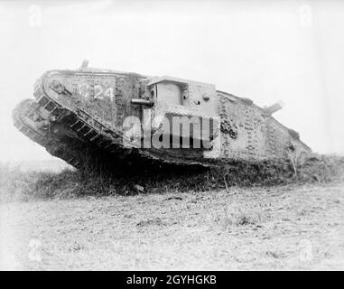 Ein Vintage-Foto von 1917 einem britischen Mark V Panzer während der Schlacht am Menin Road Ridge an der Westfront im Ypres-Salient in Belgien, die zwischen dem 20. Und 25. September 1917 stattfand Stockfoto