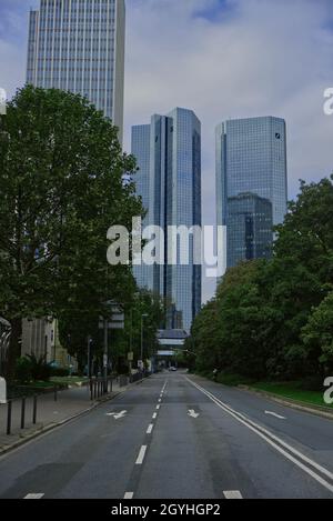 Frankfurt Am Main, Deutschland. Okt. 2021. Deutsche Bank Zentrale am 8. Oktober 2021 in Frankfurt am Main. Im Fordergrund ist eine leere All mit grünen Bäumen. * das Hauptquartier der Deutschen Bank am 8. Oktober 2021 in Frankfurt, Deutschland von einem leeren Boulevard mit grünen Bäumen aus gesehen. (Foto: Alexander Pohl/Sipa USA) Quelle: SIPA USA/Alamy Live News Stockfoto