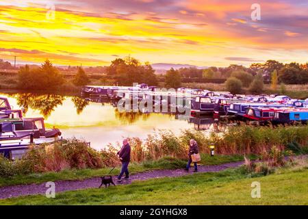 Rufford, Lancashire. Wetter in Großbritannien. 8. Oktober 2021, farbenprächtiger Himmel über dem Wohnhafen an einem warmen Tag im Oktober. Die Ausnahme die Herbsttemperaturen werden voraussichtlich 21C überschreiten und bis zum Wochenende dauern. Quelle: MediaWorldImages/AlamyLiveNews Stockfoto