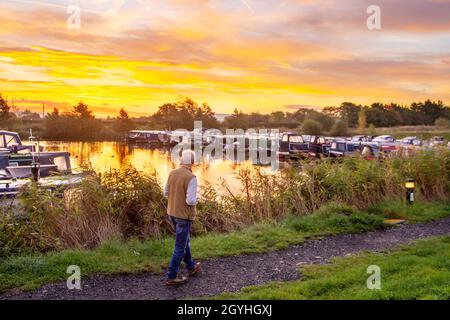 Rufford, Lancashire. Wetter in Großbritannien. 8. Oktober 2021, farbenprächtiger Himmel über dem Wohnhafen an einem warmen Tag im Oktober. Die Ausnahme die Herbsttemperaturen werden voraussichtlich 21C überschreiten und bis zum Wochenende dauern. Quelle: MediaWorldImages/AlamyLiveNews Stockfoto