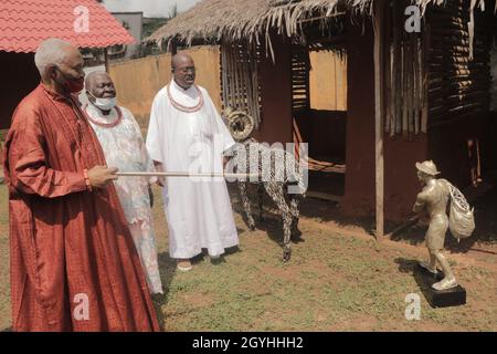 Traditionelle Köpfe im Königreich Benin zeigen Kunstwerke während einer Ausstellung von historischen Artefakten von Oba Ewuare 1 des Benin-Reiches von 1440 bis 1473 in einem Museum in Benin City, Edo, Bundesstaat, Nigeria. Lukas Osarobo Okoro, ein multidisziplinärer Künstler, zeigt zusammen mit einigen Mitgliedern der Ahiamwen Guild of Artists die bisher größte bronzene Pest des alten Benin-Königreichs, die 2 Tonnen wiegt. Nigeria. Stockfoto