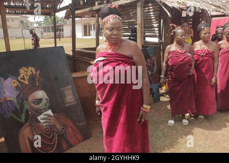 Traditionelle Frauen im Königreich Benin betrachten Kunstwerke während einer Ausstellung von historischen Artefakten von Oba Ewuare 1 des Benin-Reiches von 1440 bis 1473 in einem Museum in Benin City, Edo, Bundesstaat, Nigeria. Lukas Osarobo Okoro, ein multidisziplinärer Künstler, zeigt zusammen mit einigen Mitgliedern der Ahiamwen Guild of Artists die bisher größte bronzene Pest des alten Benin-Königreichs, die 2 Tonnen wiegt. Nigeria. Stockfoto