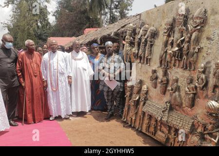 Traditionelle Köpfe im Königreich Benin zeigen Kunstwerke während einer Ausstellung von historischen Artefakten von Oba Ewuare 1 des Benin-Reiches von 1440 bis 1473 in einem Museum in Benin City, Edo, Bundesstaat, Nigeria. Lukas Osarobo Okoro, ein multidisziplinärer Künstler, zeigt zusammen mit einigen Mitgliedern der Ahiamwen Guild of Artists die bisher größte bronzene Pest des alten Benin-Königreichs, die 2 Tonnen wiegt. Nigeria. Stockfoto