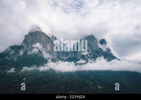 Valentinskirche, Seis am Schlern, Italien. Schlern Berg mit Regenwolken im Hintergrund Stockfoto