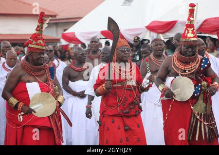 Traditionelle Führer tanzen mit der Oba des Königreichs Benin, seiner königlichen Majestät Omo N'Oba N'Edo Uku Akpolokpolo, Ewuare II, während der Ugie Ododua Zeremonie in Benin City, Bundesstaat Edo, Nigeria. Stockfoto