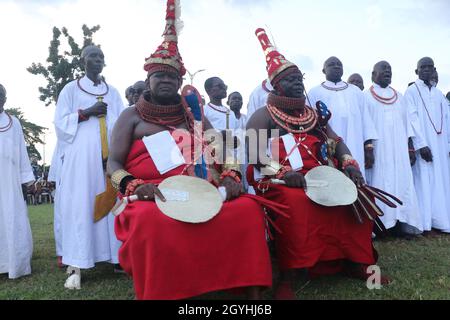 Traditionelle Köpfe im Königreich Benin während einer Ausstellung historischer Artefakte von Oba Ewuare 1 des Benin-Reiches von 1440 bis 1473 in einem Museum in Benin City, Edo, Bundesstaat Nigeria. Lukas Osarobo Okoro, ein multidisziplinärer Künstler, zeigt zusammen mit einigen Mitgliedern der Ahiamwen Guild of Artists die bisher größte bronzene Pest des alten Benin-Königreichs, die 2 Tonnen wiegt. Nigeria. Stockfoto